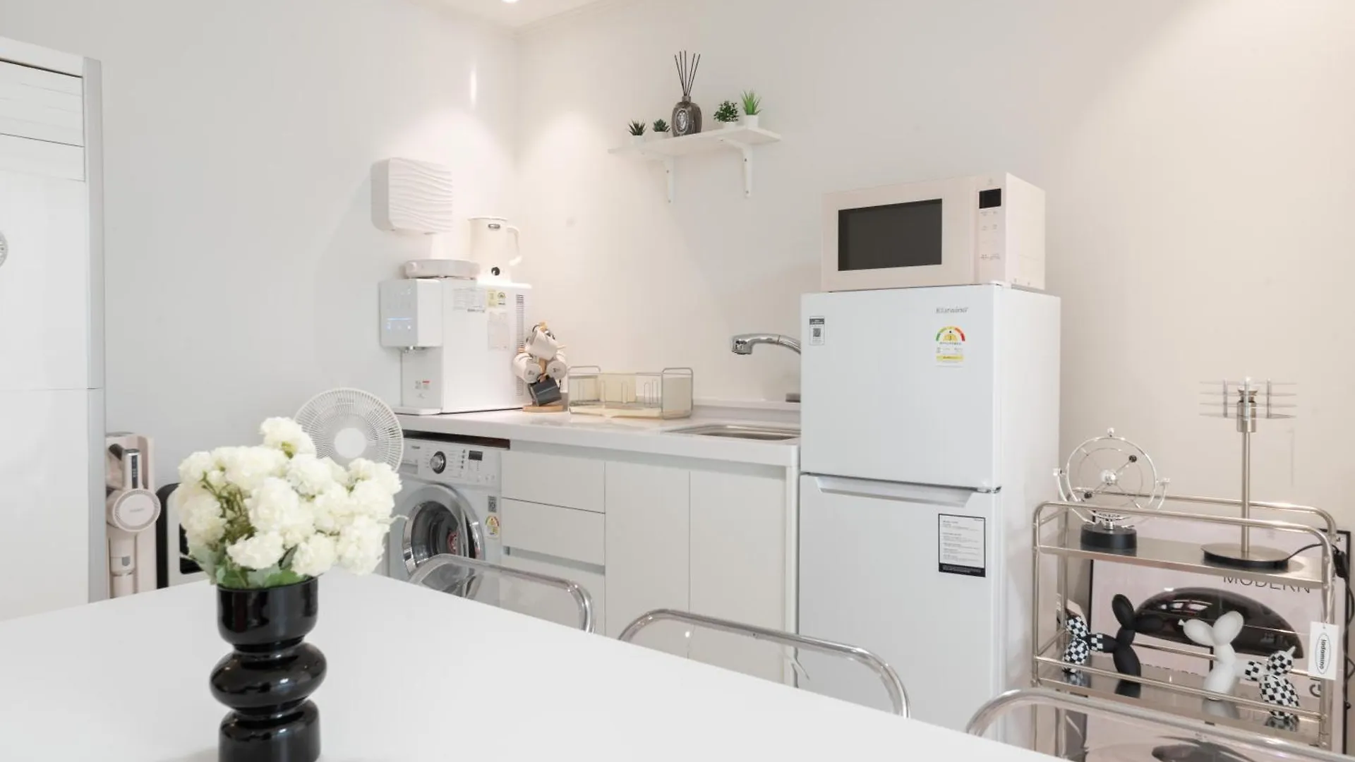 New Hongdae Stn 30Sec #Massage Chair #Netflix #Purifier V Seoul