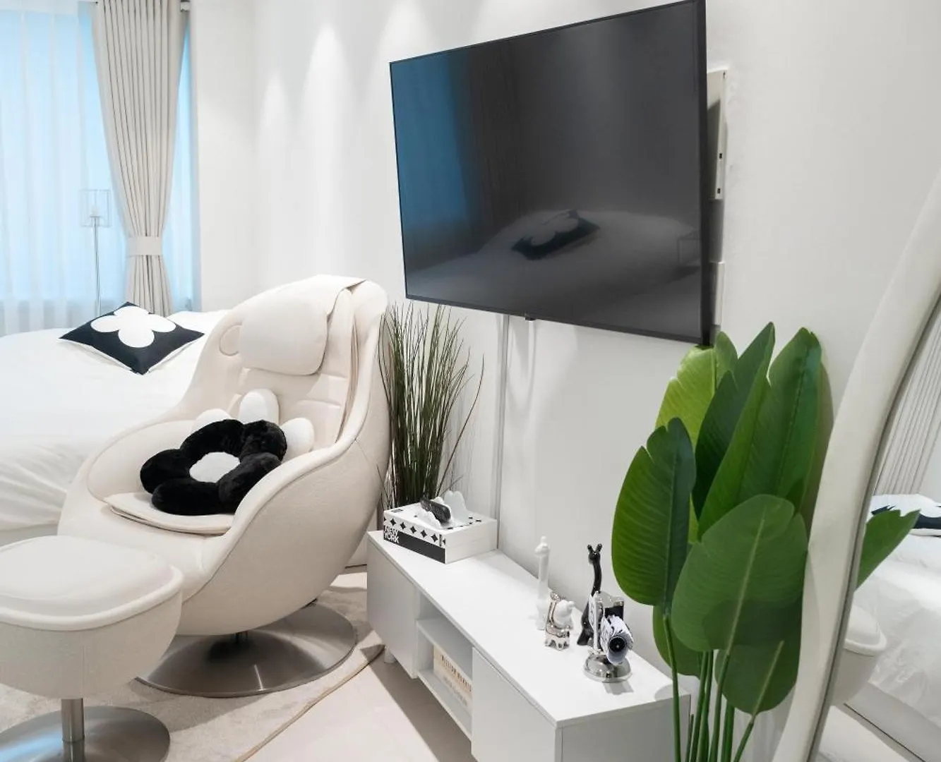 New Hongdae Stn 30Sec #Massage Chair #Netflix #Purifier V Seoul