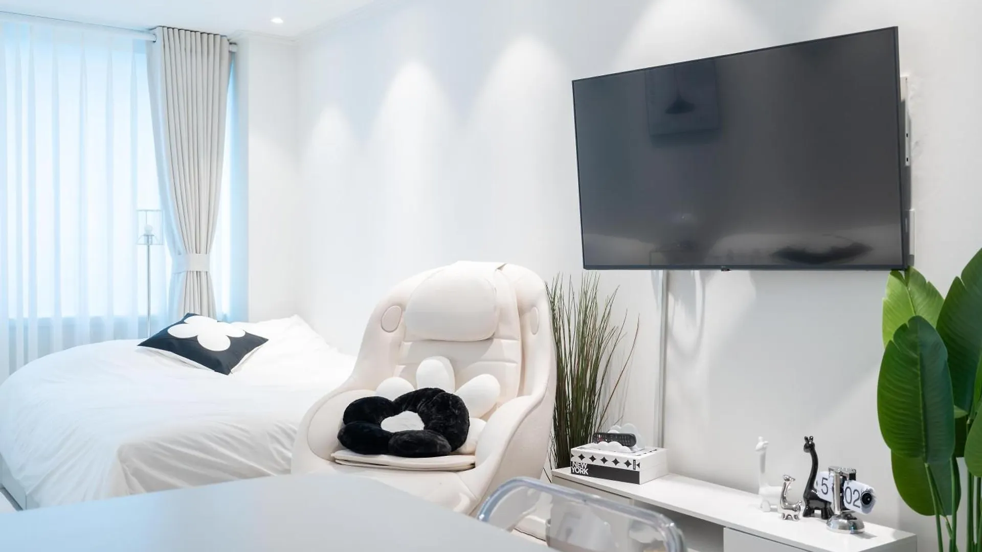 Apartment New Hongdae Stn 30Sec #Massage Chair #Netflix #Purifier V Seoul South Korea