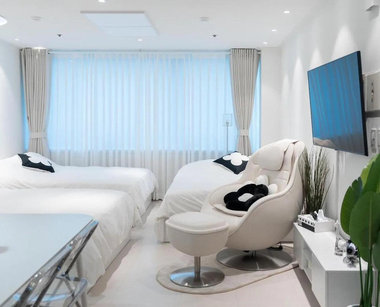 Apartment New Hongdae Stn 30Sec #Massage Chair #Netflix #Purifier V Seoul