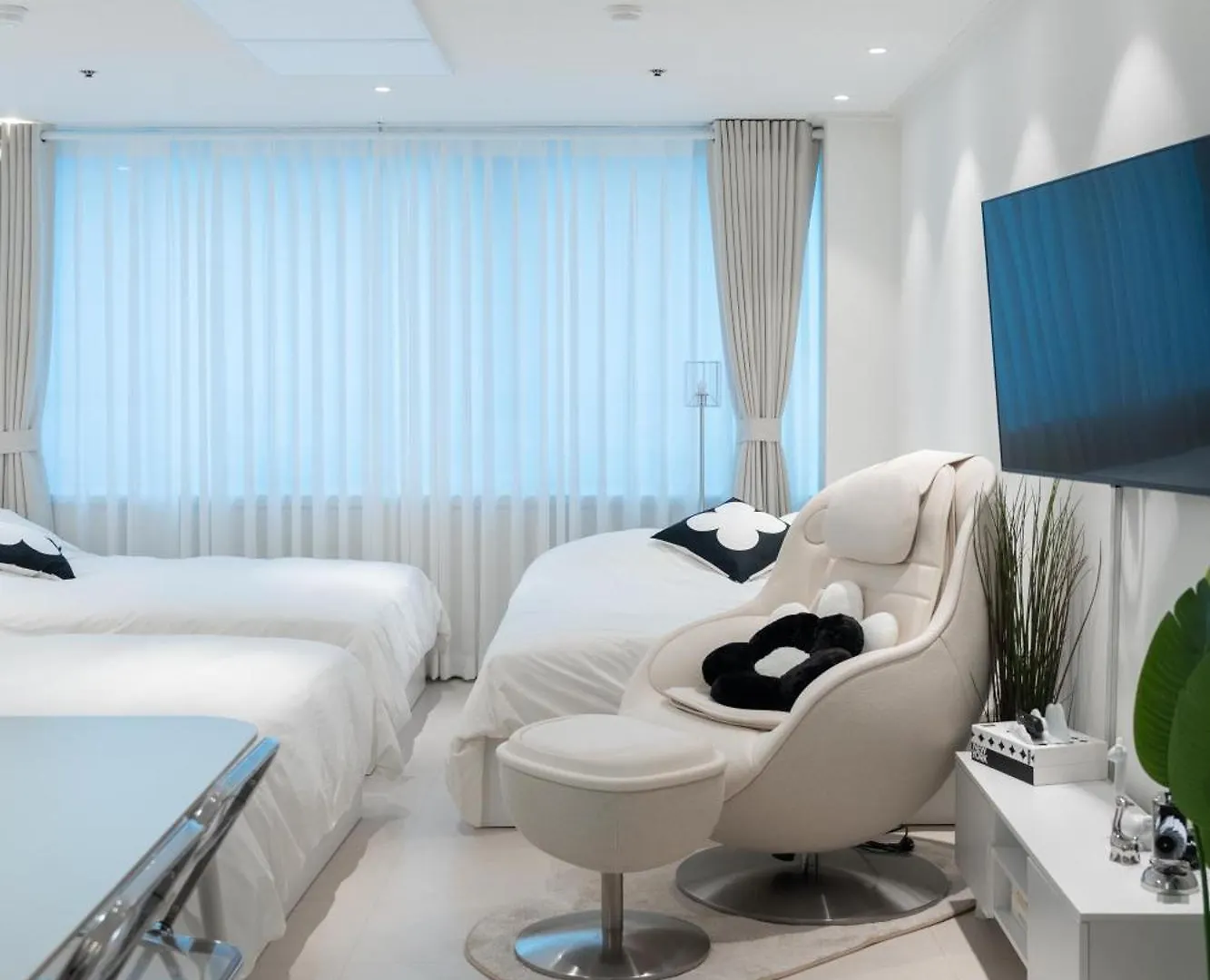 New Hongdae Stn 30Sec #Massage Chair #Netflix #Purifier V Seoul