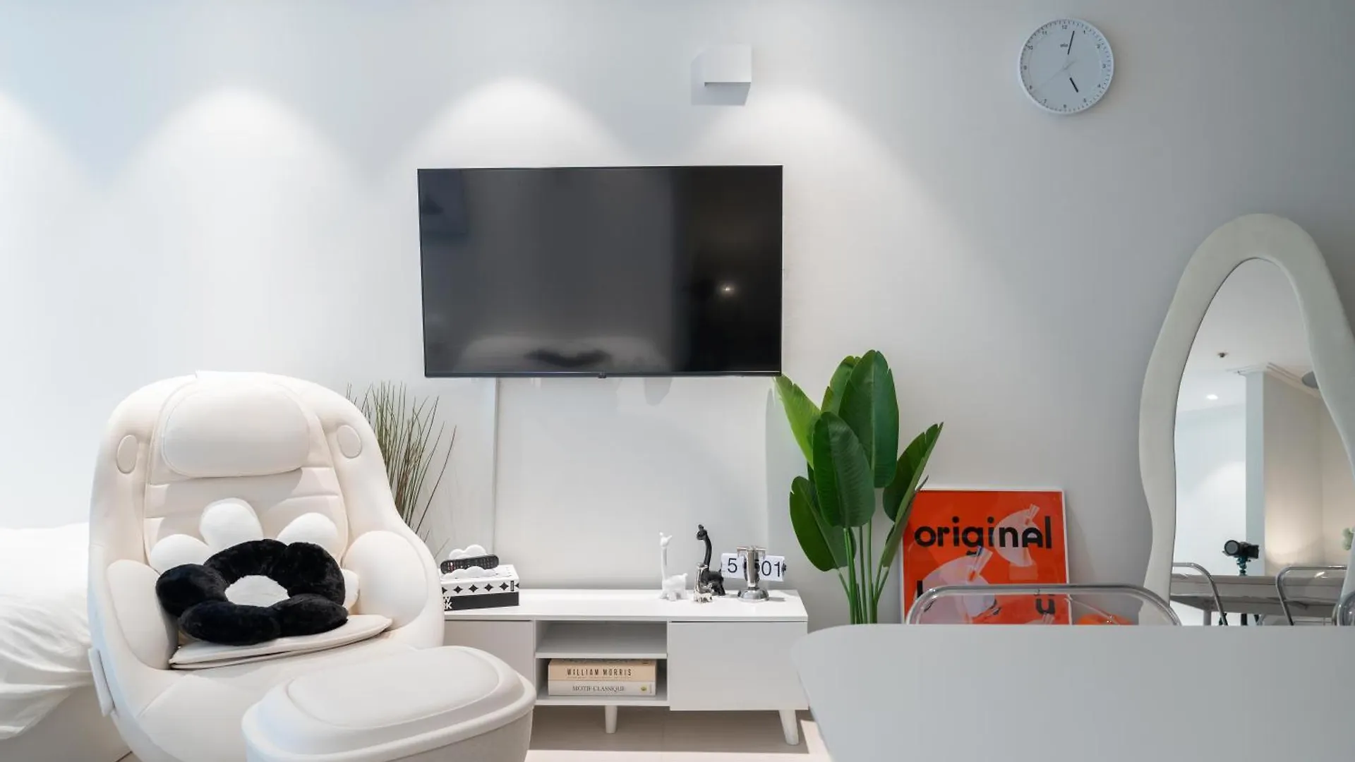 New Hongdae Stn 30Sec #Massage Chair #Netflix #Purifier V Seoul 0*,